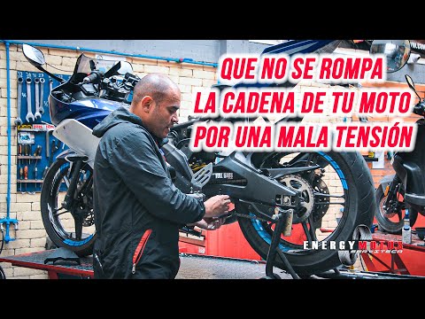 ¿Qué pasa si ajusto demasiado la cadena de mi moto?